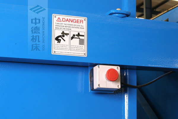 ZDSK-1632剪板機后部緊急停止按鈕，最大程度保障工人安全.jpg