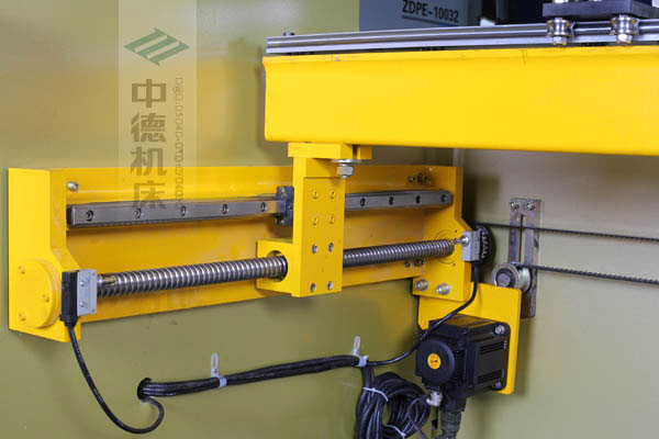 ZDPK-10032X軸配有滾珠絲桿及直線導(dǎo)軌，大功率伺服電機，鋼絲同步帶，能顯著提升X軸定位精度及速度